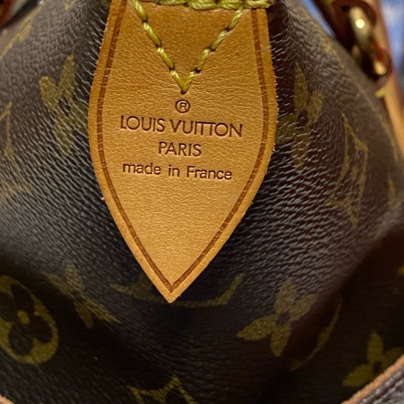 💕💕💕SOLD💕💕💕
🤩🤩🤩LV TOTALLY MM MONOGRAM🤩🤩🤩 - Picture 3 of 16